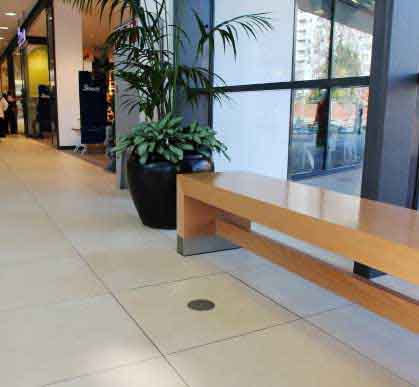 Tailed StarConnex Floor-Tank in a Shopping Mall