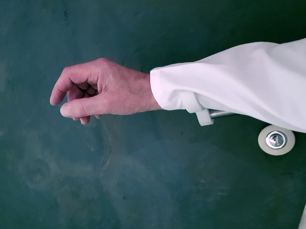 Tür öffnen mit langärmelingen Arztkitteln